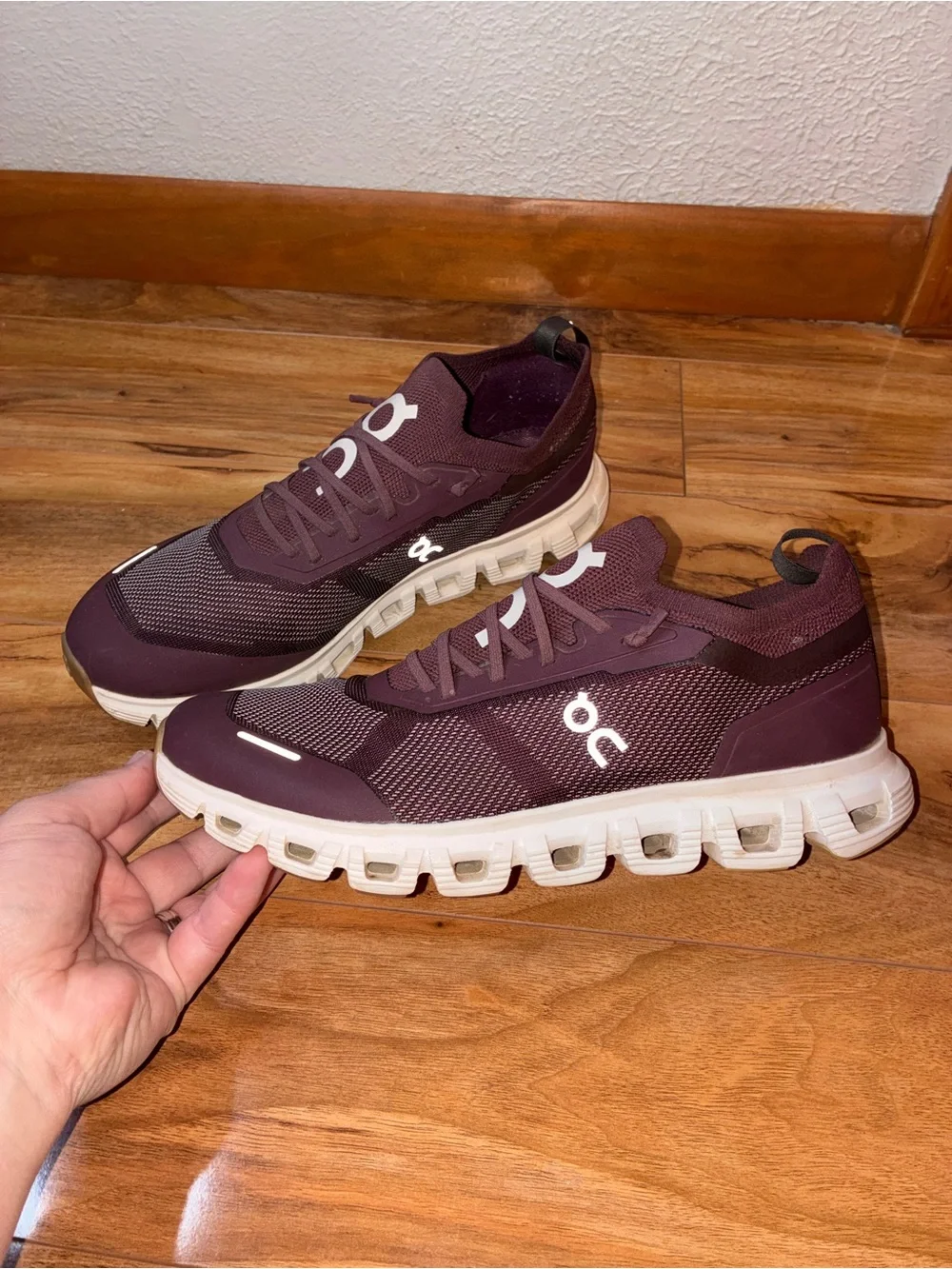 On Cloud 6 Versa Women’s Athletic Running Shoes Sneakers, mulberry- size 9
